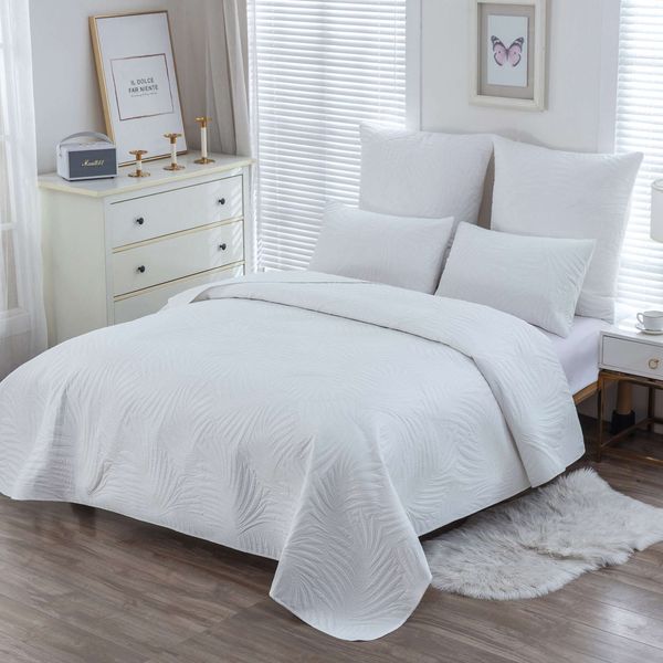 Gardenia White Queen Quilt Set